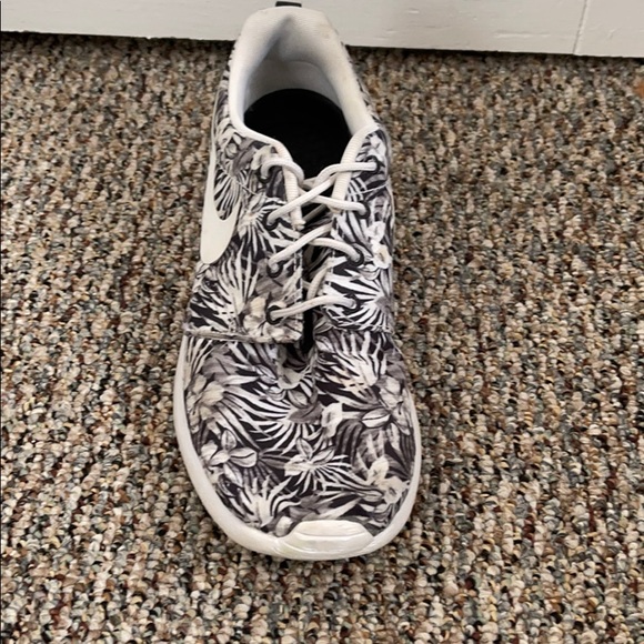 Black and white graphic Nike Roshe - Picture 3 of 6